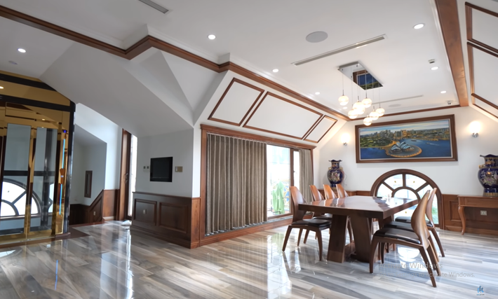 Bàn ăn đặt trên tầng cao giúp không gian thoáng đãng hơn.
