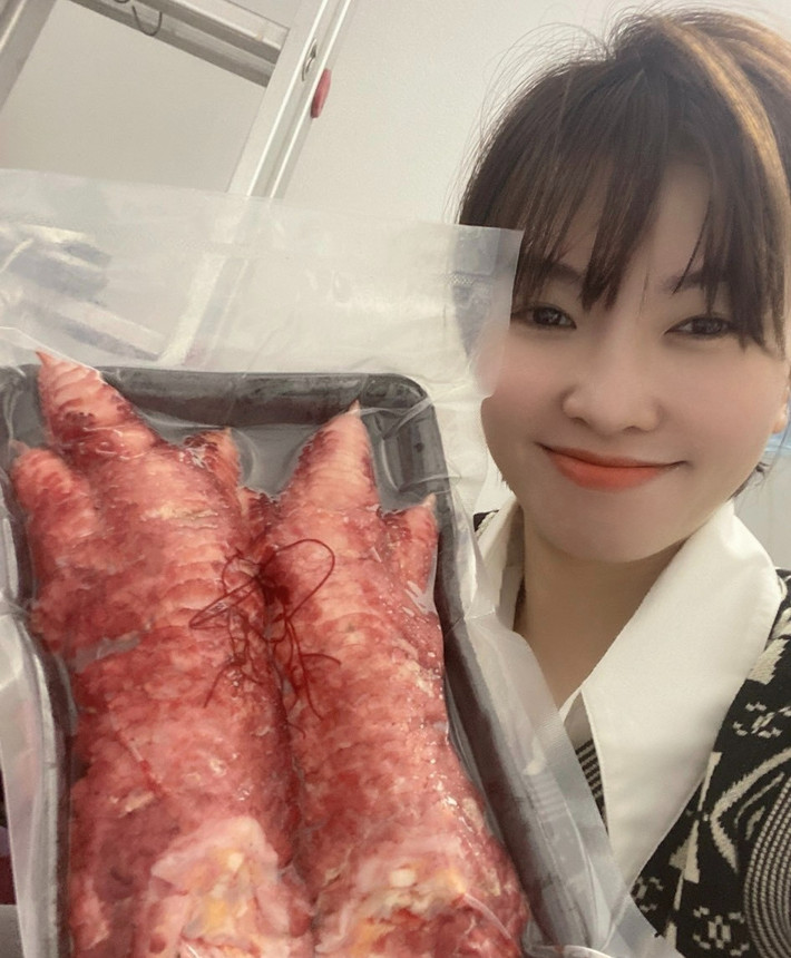 Cụ thể, chân gà loại 8 - 9 chiếc/kg giá 370.000 đồng/kg, loại 6 chiếc/kg giá 420.000 đồng/kg, Đặc biệt, chân gà Đông Tảo to nhất 2-3 chiếc/kg thuộc hàng hiếm, giá lên tới 1,350 triệu đồng/kg. Ảnh: Infonet
