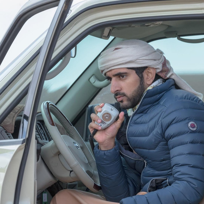 Fazza ưa mạo hiểm với sở thích đua xe, lái phi cơ, lướt sóng, lặn biển, săn cá dưới nước, đua ngựa, huấn luyện chim săn mồi...Ảnh: BI