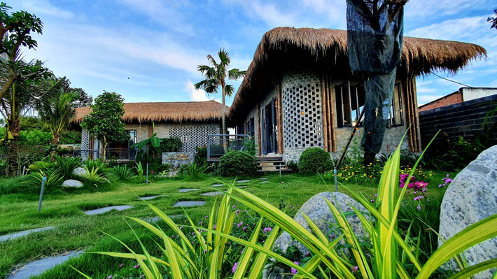 Toạ lạc trên khu đất 900 m2 tại xã Bình Lợi, huyện Vĩnh Cửu (Đồng Nai), ngôi nhà được thiết kế mang đậm nét hoài cổ với mái lá, tường gạch mộc.
