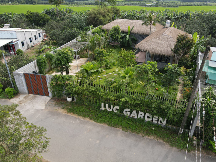 Ngoài 130m2 của hai khối nhà, diện tích còn lại là không gian sân vườn, hồ cá, lối đi dạo.