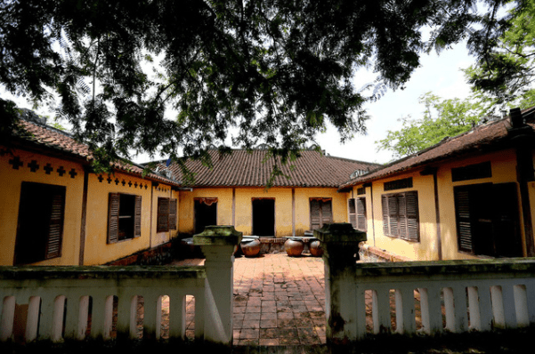 Trong khuôn viên rộng 4.044m2, ngôi nhà được xây với diện tích 882 m2, chủ yếu bằng các loại gỗ quý như cẩm lai, gõ đỏ, gõ mật. Ảnh: Vntrip
