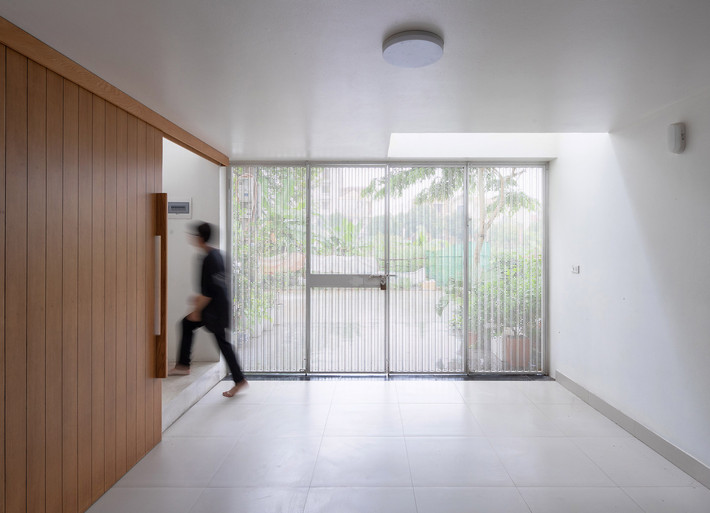 Yếu tố này giúp không gian “chảy” liên tục, hình thành nên các khoảng rỗng, gợi mở tính kết nối ở từng không gian - riêng tư có, chung có.