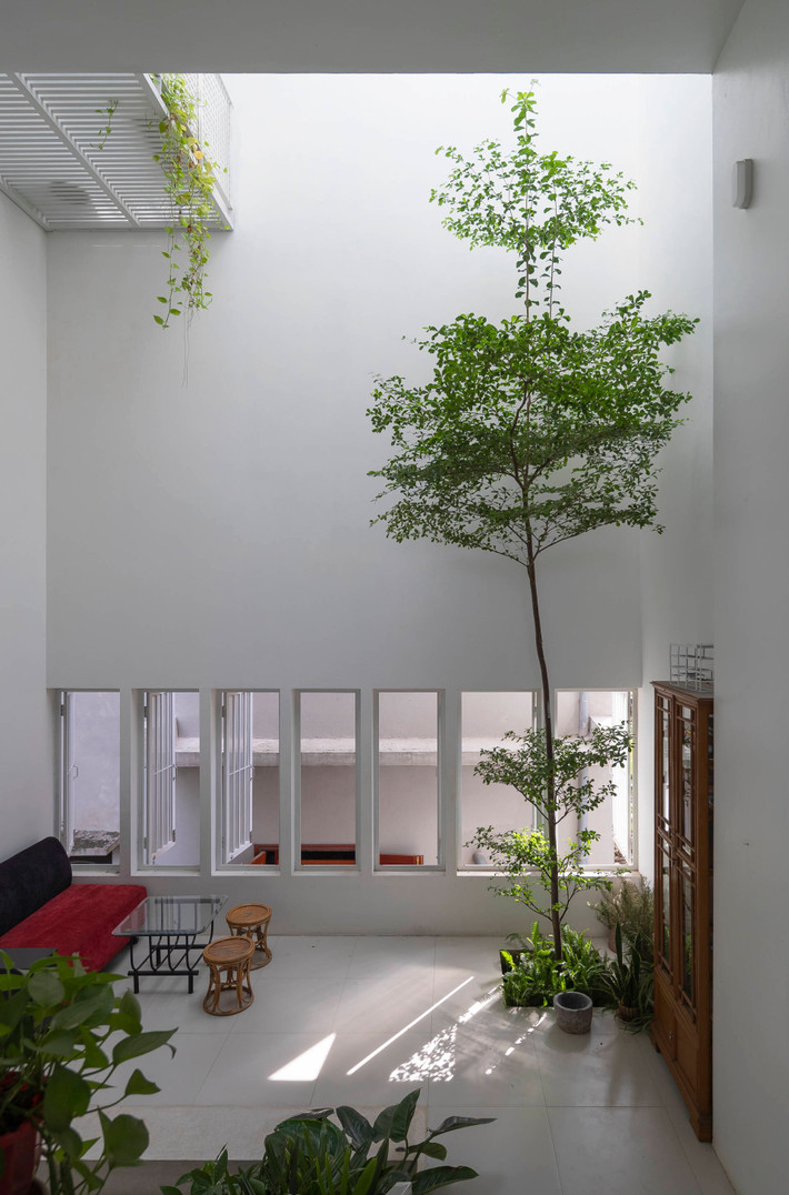Không gian sinh hoạt chung được bố trí ở vị trí trung tâm ngôi nhà phố theo phương đứng, xung quanh là các gian phòng riêng tư hơn với thứ tự ưu tiên theo khoảng cách di chuyển.