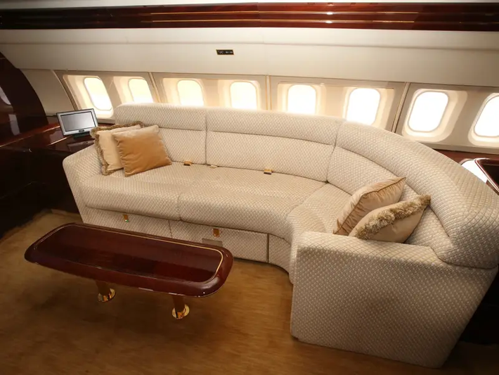 Sảnh chính trên máy bay có ghế sofa, ti vi 57 inch và trang bị hệ thống âm thanh cao cấp. Ảnh: Getty