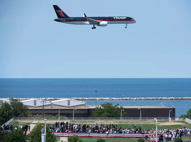 Theo Business Insider, sau hai năm "đắp chiếu", chiếc chuyên cơ riêng Boeing 757 nổi tiếng của Donald Trump đã bay trở lại với lớp sơn và các bộ phận mới. Ảnh: Getty