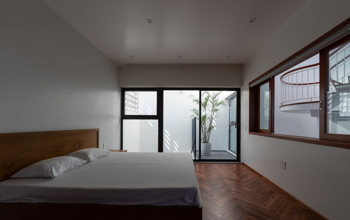 Các phòng ngủ riêng tư được bố trí chủ yếu ở tầng 2 và tầng 3 xen kẽ với khoảng sân nhỏ. Nguồn ảnh: Trieu Chien