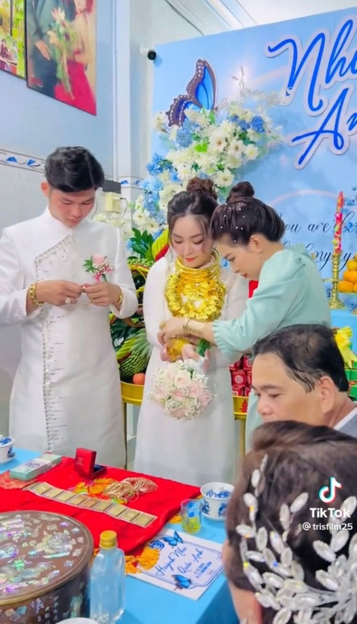 Nếu đám cưới ở Kiên Giang gây ấn tượng bởi sân khấu lộng lẫy, xa hoa thì cô dâu, chú rể ở Cần Thơ lại gây xôn xao khi nhận của hồi môn nặng “trĩu cổ”. Ảnh chụp màn hình TikTok