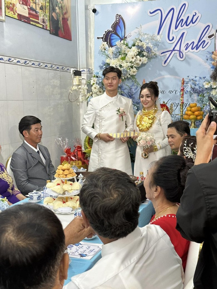 Theo đó, số vàng cặp đôi được nhận từ gia đình, họ hàng đôi bên, bạn bè lên tới 50 cây, tương đương khoảng 2kg. Ảnh: Người đưa tin