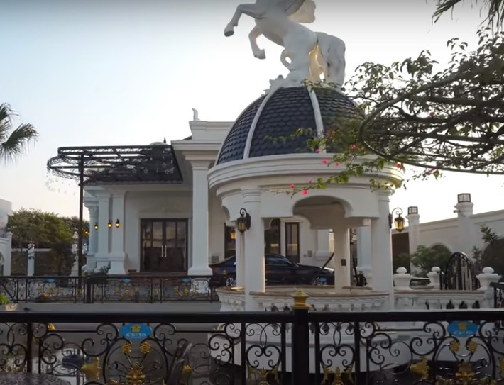 Trong khuôn viên biệt thự còn có khu vui chơi với ao cá trắm và chòi kiểu cách điệu với lan can sắt nghệ thuật. Ảnh: NhaTO