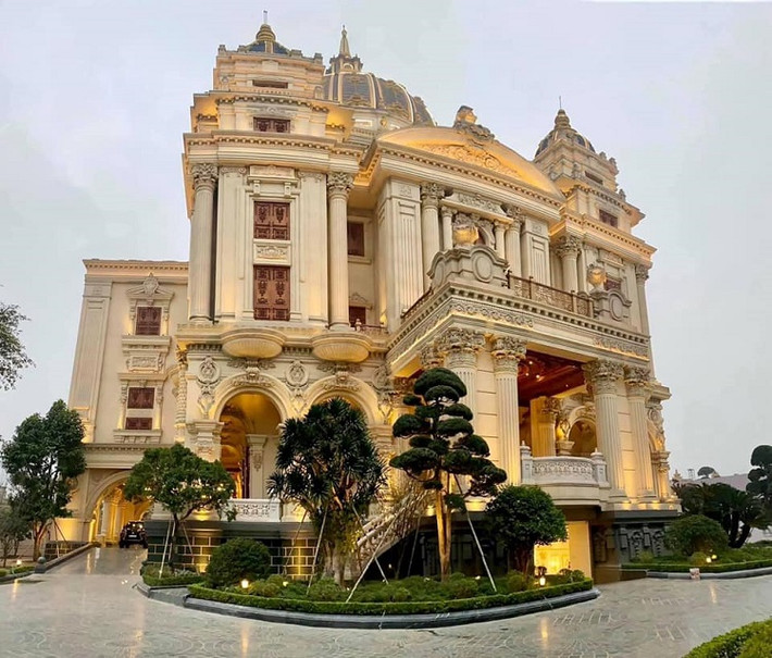 Thực tế, toà nhà có 5 tầng, được bố trí 5 thang máy khác nhau. Ảnh: Dân Việt