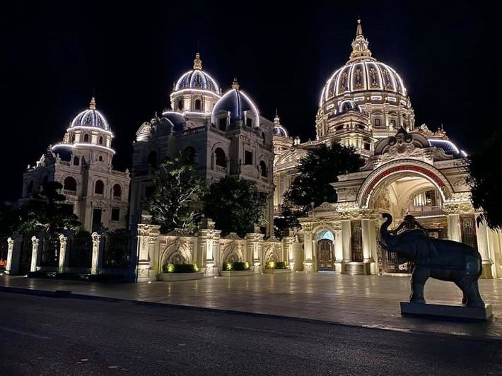 Toà lâu đài của đại gia Ninh Bình còn là công trình nhà ở lớn nhất, cao nhất Đông Nam Á với chiều cao của tổng thể bên ngoài bằng một tòa nhà 18 tầng và tổng diện tích mặt sàn là 15.000 m2. Ảnh: Dân Việt