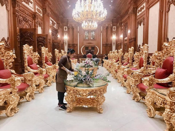 Nhiều chi tiết bên trong toà nhà thể hiện sự quyền uy và giàu có của gia chủ như trần dát vàng, phòng nghe nhạc với sức chứa 300 khán giả. Ảnh: Facebook