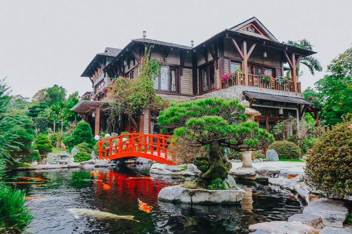 Toạ lạc tại vị trí đắc địa ven hồ, biệt thự Sen sở hữu không gian mát mẻ quanh năm. Ảnh: Nhịp sống thị trường