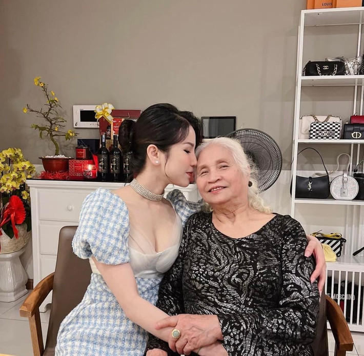 Những chiếc túi hàng hiệu của Diệp Lâm Anh được bày gọn gàng trong phòng khách. Ảnh: FBNV
