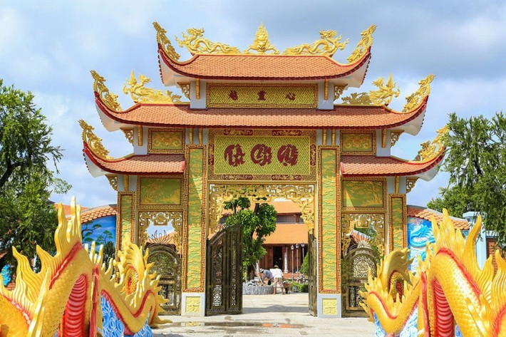 Tại Việt Nam, danh hài Hoài Linh sở hữu Nhà thờ Tổ 100 tỷ đồng tại quận 9 (TP HCM). Ảnh: Vietnammoi