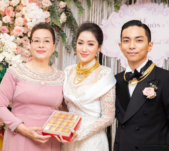 Theo đó, cô dâu được mẹ chồng và gia đình tặng sính lễ một hộp đầy vàng. Ảnh: Cúm