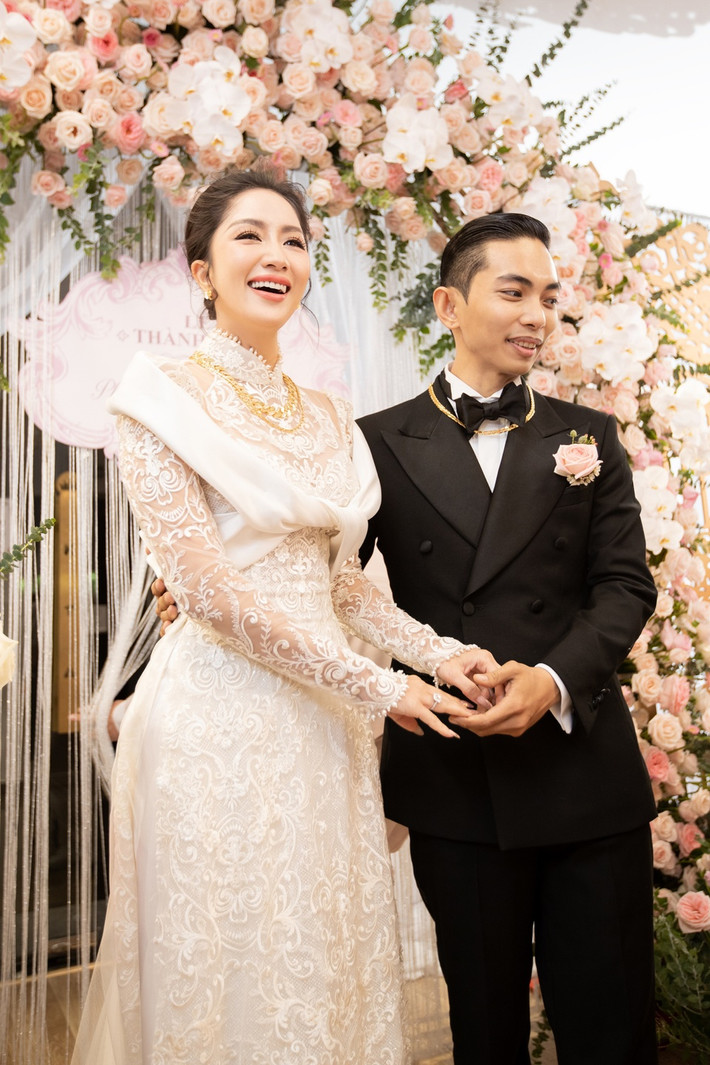 Mới đây, lễ ăn hỏi và thành hôn của Khánh Thi - Phan Hiển đã diễn ra tại nhà riêng trong sự chứng kiến của đông đảo bạn bè và gia đình. Ảnh: Zing
