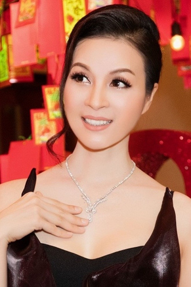 Xuất hiện tại một sự kiện, MC Thanh Mai thu hút sự chú ý bởi chiếc dây chuyền trị giá 2 tỷ đồng đến từ thương hiệu Leman Jewels. Ảnh: Facebook