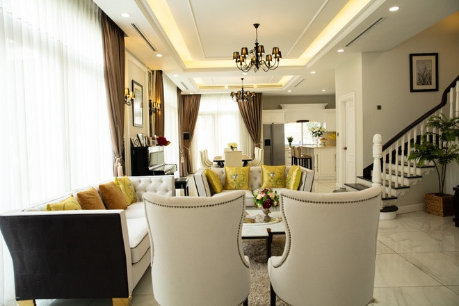 Nội thất trong biệt thự được "nữ hoàng ảnh lịch" lựa chọn tỉ mỉ, dựa trên phong cách cổ điển với tông màu trắng nhẹ nhàng. Ảnh: Zing