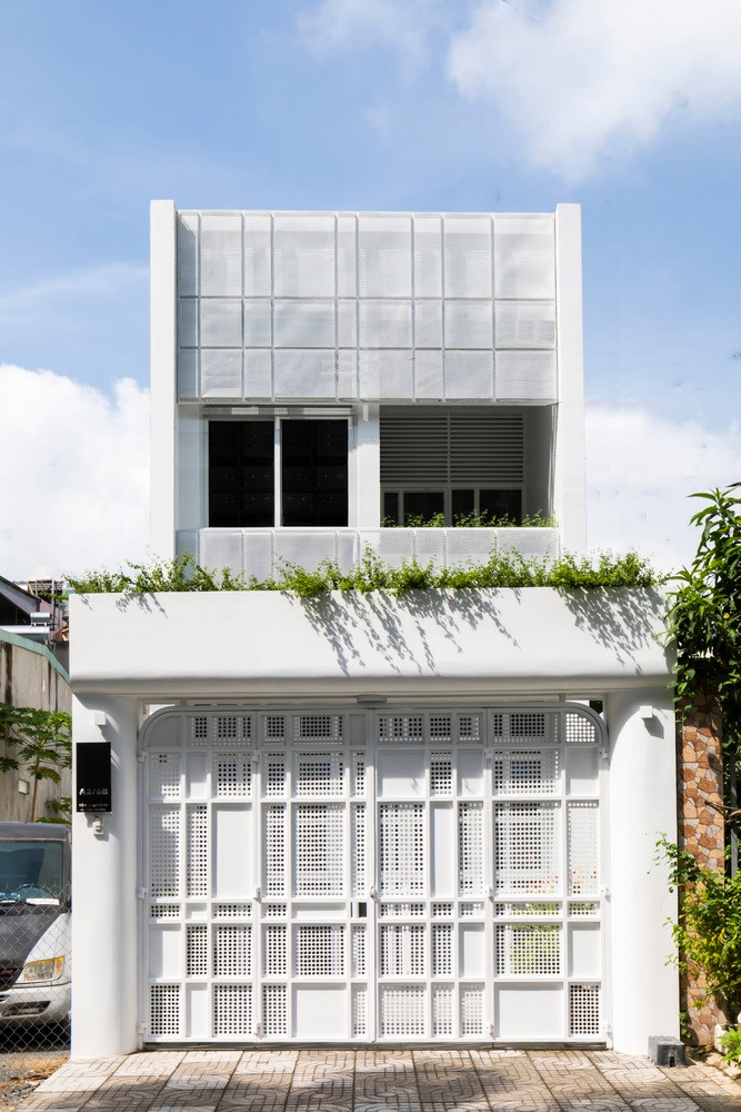 J House là ngôi nhà thuộc sở hữu của một cô giáo độc thân. Sau một thời gian tích cóp, cô đã mua được mảnh đất nền nhà phố nhỏ có kích thước 4 x 24m.