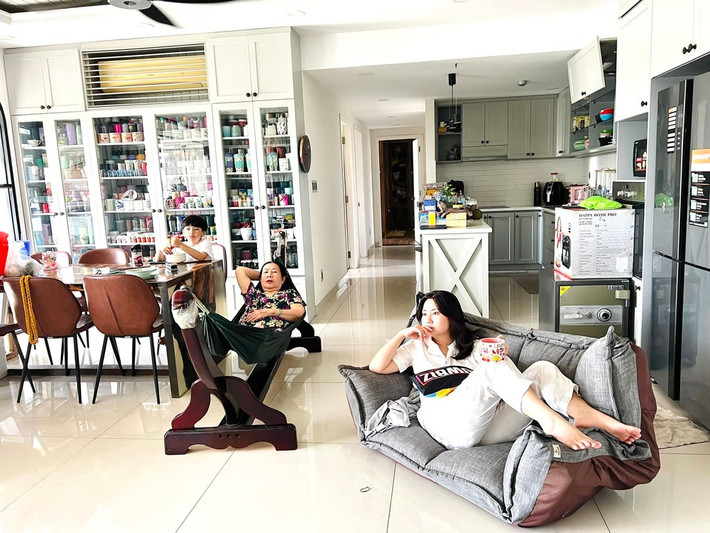 Căn nhà của Ngọc Lan được thiết kế với tông màu đen trắng mang đến cảm giác dễ chịu và ấm cúng.