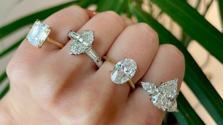 Việc sử dụng nhẫn đính hôn bằng kim cương lần đầu tiên được biết đến vào năm 1477, khi Archduke Maxmillian của Áo trao cho Mary of Burgundy một chiếc nhẫn vàng có chữ M bằng kim cương. Ảnh: Getty