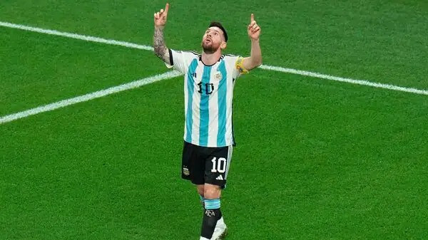 Chỉ riêng tiền lương của Lionel Messi ở Paris Saint-Germain là 35 triệu USD hàng năm. Điều này đồng nghĩa với việc Messi kiếm được 738.000 USD/tuần, hay 105.000 USD/ngày và 8.790 USD/giờ. Ảnh: Mint