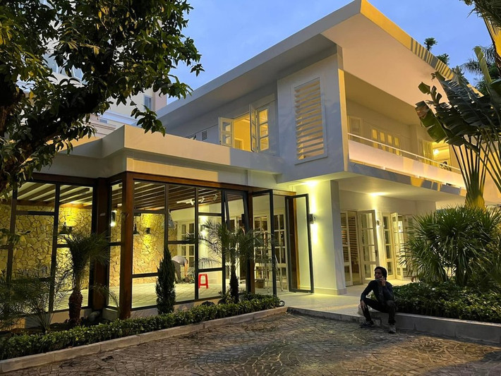 Biệt thự của vợ chồng Chi Bảo thiết kế hiện đại, theo lối kiến trúc mở với nhiều cây xanh. Ảnh: Facebook Chi Bảo