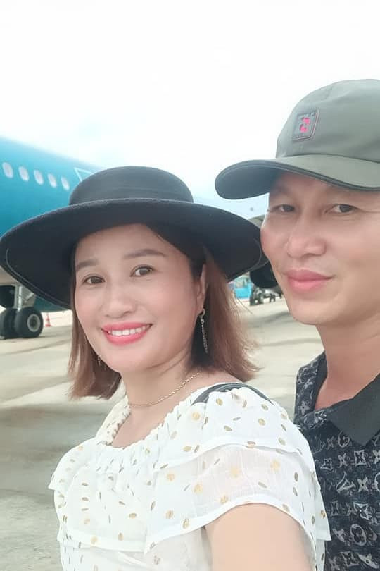 Đứng sau những video hàng chục nghìn lượt view của Lê Thị Dần là người chồng vừa là trợ lý kiêm quay dựng của cô. Nguồn ảnh: FB Lê Thị Dần