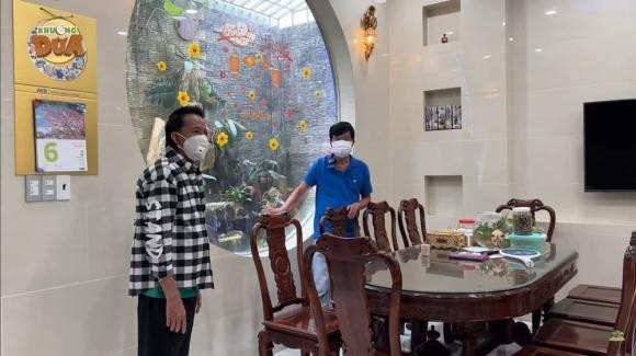 Bên trong biệt thự, danh hài Bảo Chung bày nhiều đồ gỗ đắt tiền, xây cả tiểu cảnh và hòn non bộ phong thủy phía sau để nuôi cá Koi. Ảnh: Youtube