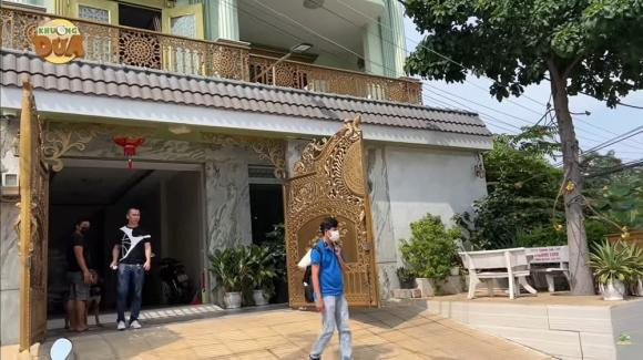 Ngoài ra, danh hài Bảo Chung còn sở hữu căn biệt thự 100m2 giá vài chục tỷ đồng ở quận 8 (TP HCM). Ảnh: Youtube