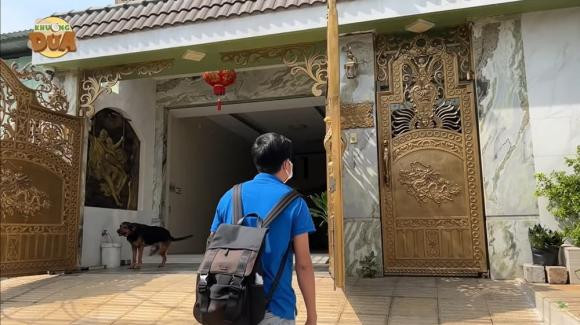 Biệt thự của Bảo Chung gồm 4 tầng hoành tráng được lát đá cẩm thạch và chạm trổ kỳ công. Ảnh: Youtube