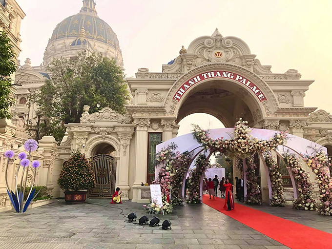 Năm ngoái, siêu đám cưới của con trai ông chủ toà lâu đài Thành Thắng ở Gia Viễn (Ninh Bình) khiến dư luận "mắt tròn mắt dẹt" về độ hoành tráng khi rạp cưới 4.500 m2. Ảnh: Vnexpress