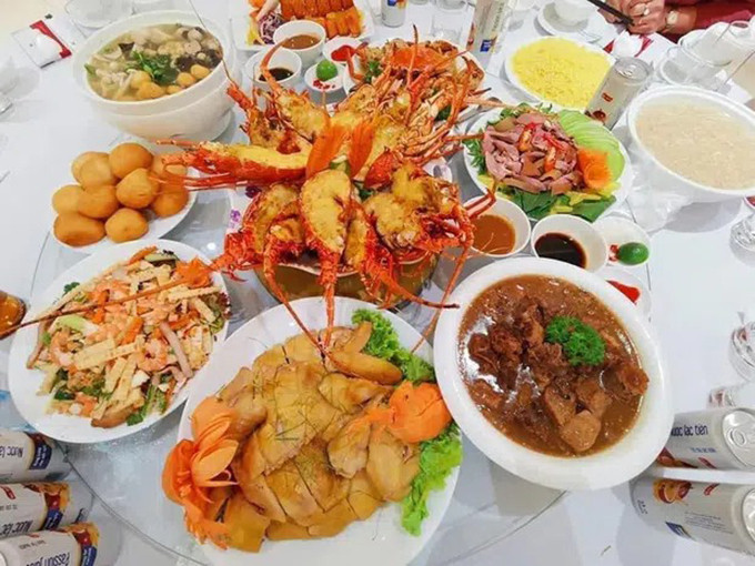 Ước tính mâm cỗ trong ngày 18/1 của siêu đám cưới có giá 20 triệu đồng chưa tính rượu, mỗi mâm thêm 2 chai rượu trị giá 25 tới 30 triệu mỗi chai. Đặc biệt, đội ngũ phục vụ cho siêu đám cưới lên tới 160 người. Ảnh: Nguyên Đình Catering