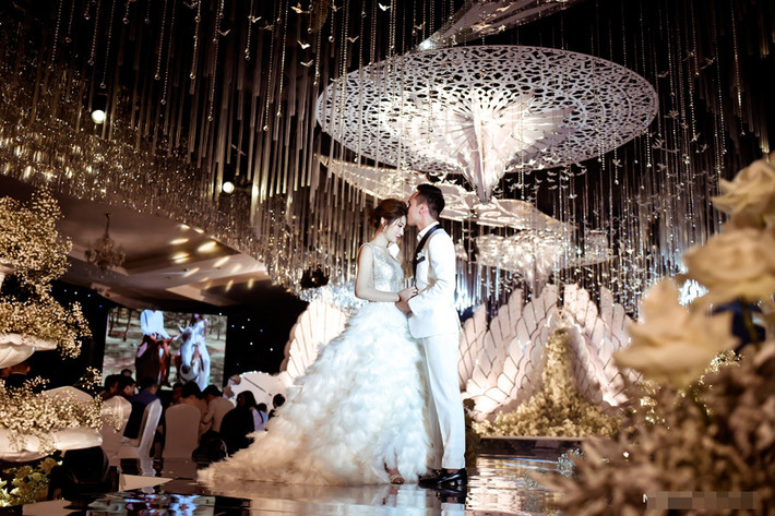 Tiệc cưới của cặp đôi mang chủ đề "Cloud Crystal" (Pha lê lấp lánh trên mây) thu hút sự quan tâm của độc giả. Ảnh: Phong Design