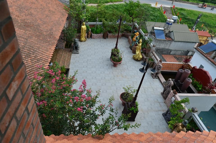 Vợ chồng chị Liên rất yêu ngôi nhà này nhưng khi các con lớn, cuộc sống hiện đại hơn, anh chị cũng mong muốn gia đình được sống trong ngôi nhà khang trang, tiện nghi hơn. Ảnh: Vietnamnet
