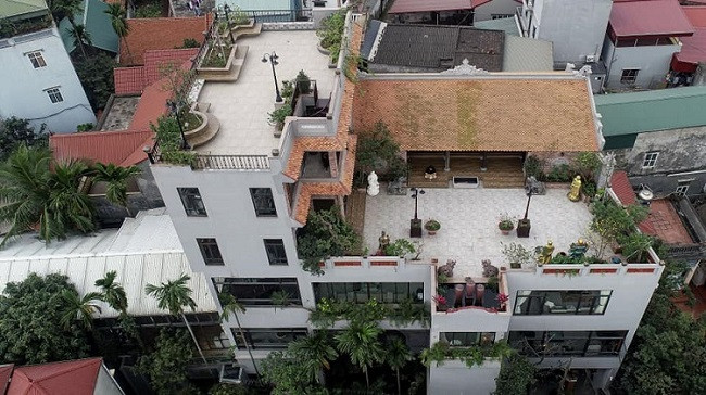 Cách đây không lâu, cộng đồng mạng xôn xao trước hình ảnh một ngôi nhà cổ trăm tuổi nằm trên nóc biệt thự bề thế ở Hà Nội. Ảnh: Dân Việt