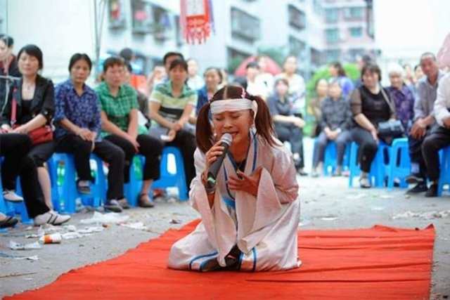 Ước tính, những người khóc thuê thu về khoảng 600 triệu đồng/năm. Thế nhưng, không phải ai cũng có thể làm công việc này chuyên nghiệp. Ảnh: GT