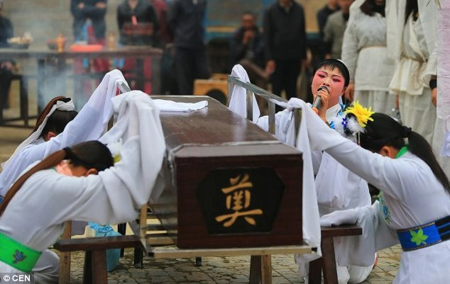 Ngoài việc phải nhập tâm, gào khóc cho bi thương, người khóc thuê còn đối mặt với một số nguy cơ về sức khoẻ như khản giọng, đay mắt...Ảnh: CEN