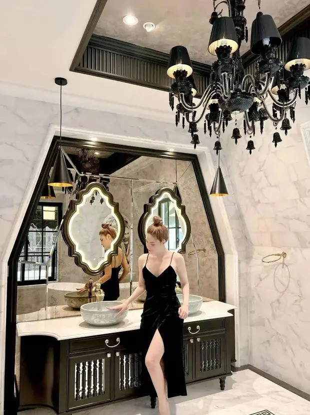 Phòng tắm chẳng khác nào khách sạn hạng sang.
