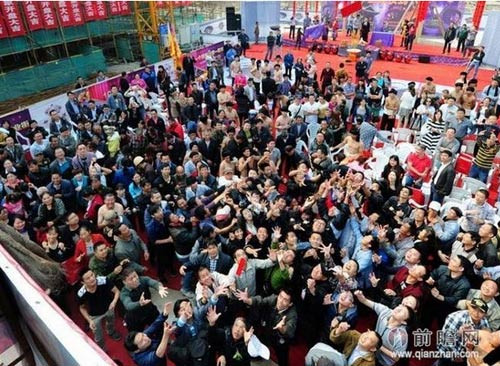 Đám đông tranh nhau cướp bao lì xì khiến khung cảnh trở nên hỗn loạn. Ảnh: Xinhua