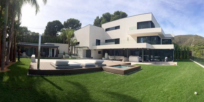 Lionel Messi sở hữu căn biệt thự thuộc dạng “đắt đỏ” nhất tại khu vực Castelldefels, sát bờ biển Địa Trung Hải. Ảnh: Gqindia