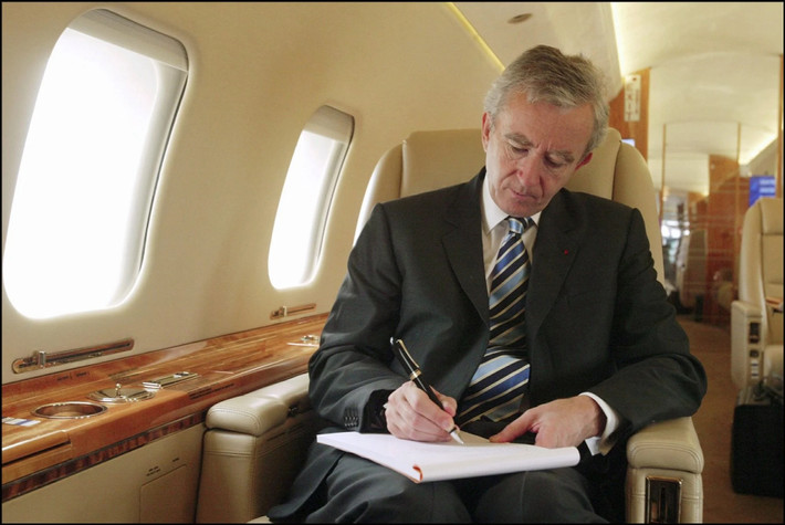 Tỷ phú Bernard Arnault nằm trong danh sách những tỷ phú thua lỗ nhiều nhất năm với giá trị tài sản ròng giảm 38,2 tỷ USD. Riêng trong tháng 9, tỷ phú người Pháp lỗ 4,06 tỷ USD do ảnh hưởng của dữ liệu lạm phát mới và lãi suất tăng vọt.