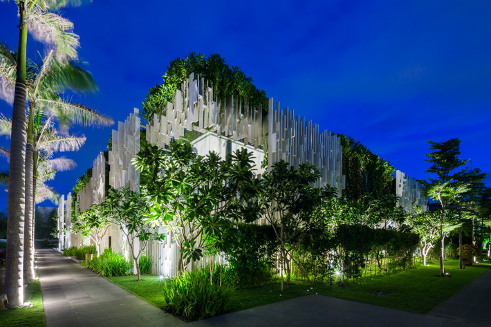 Toạ lạc tại Đà Nẵng, toà nhà Naman Retreat Pure Spa được ví như được ví như là một ốc đảo yên bình, bao gồm 15 phòng trị liệu tuyệt đẹp với khu vườn ngoài trời tươi tốt.