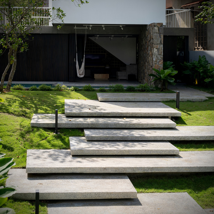 Khu đất có tổng diện tích gần 450m2 nhưng kiến trúc sư chỉ xây dựng căn nhà với diện tích khiêm tốn, tổng diện tích sàn là 180m2 (tầng trệt chỉ 80m2).