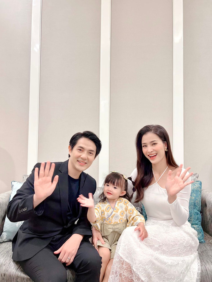 Đông Nhi - Ông Cao Thắng là một trong những cặp đôi hạnh phúc bậc nhất showbiz Việt, được khá giả ngưỡng mộ. Trên trang cá nhân, Đông Nhi khoe khoảnh khắc cả gia đình quây quần trong biệt thự ấm cúng. Ảnh: FB Đông Nhi