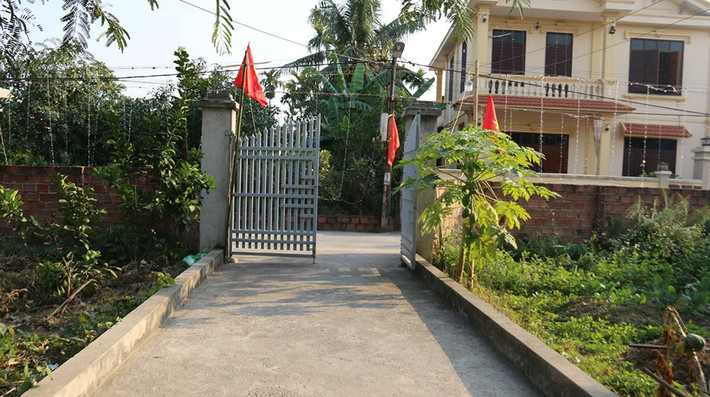 Gia đỉnh thủ môn Văn Toản sống trong ngôi nhà khang trang có sân gạch rộng rãi. Ảnh: Vietnamnet