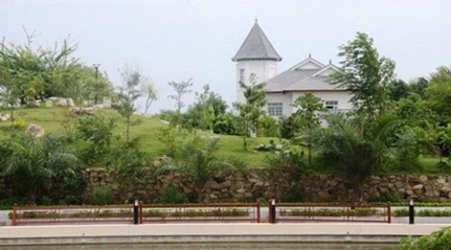 Dinh thự tọa lạc trên khu đất rộng hơn 50.000m2 (5ha), được chia thành nhiều khu vực. Ảnh: TTVN