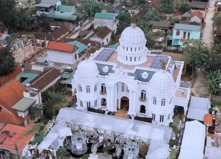 Tọa lạc tại huyện Yên Định tỉnh Thanh Hóa, dinh thự này được xây dựng trên diện tích 1.100 m2 trong đó 560 m2 dành cho nơi ở. Ảnh: Odditycentral